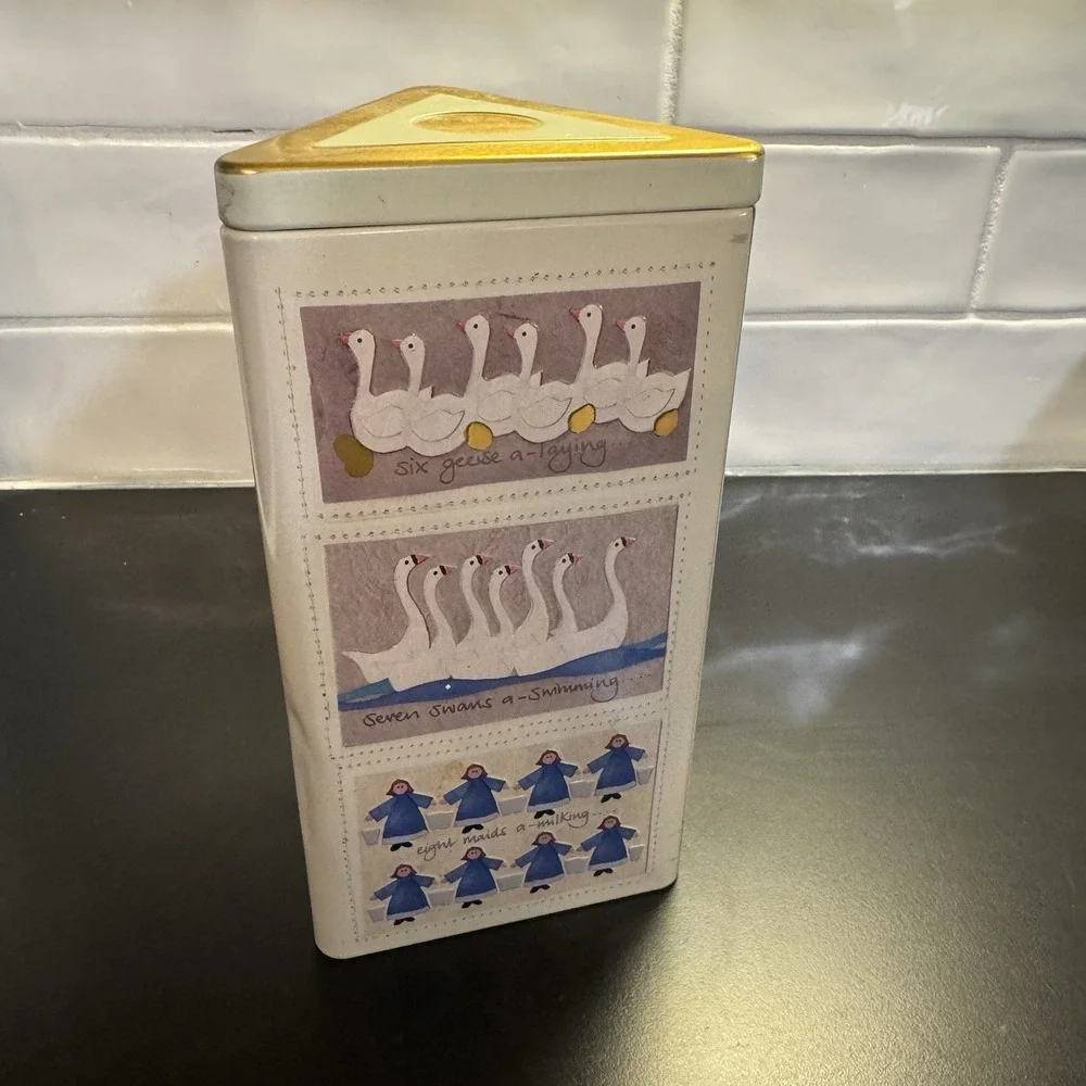 CHRISTMAS BISCUIT TIN‎ TWELVE DAYS OF CHRISTMAS CAROL THINGS EMBOSSED DESIGN